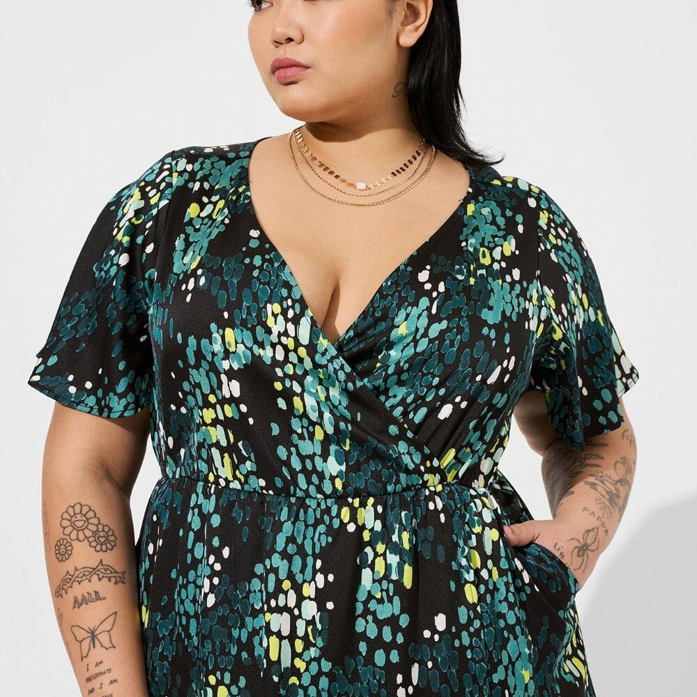 Torrid 2 2x Midi Bubble Charm Flutter Sleeve Faux… - image 3